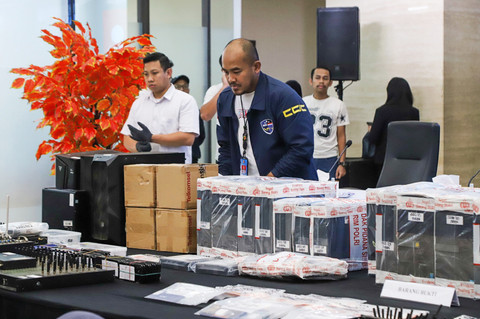 Penunjukkan barang bukti dalam konferensi pers pengungkapan sindikat penipuan bermodus SMS blast phishing tilang elektronik yang mengatasnamakan kejaksaan di Mabes Polri, Jakarta, Rabu (25/2). Foto: Iqbal Firdaus/kumparan
