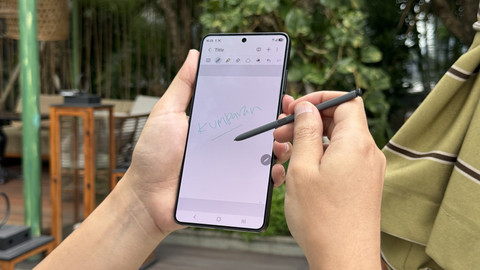 Samsung Galaxy S26 Ultra dan S Pen-nya. Foto: Muhammad Fikrie/kumparan