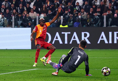 Victor Osimhen membobol Mattia Perin saat Juventus vs Galatasaray dalam laga leg kedua playoff Liga Champions 2025/26 di Stadion Allianz, Turin, Italia, pada Kamis (26/2) dini hari WIB. Foto: REUTERS/Guglielmo Mangiapane