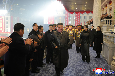 Pemimpin Korea Utara Kim Jong Un dan putrinya Kim Ju Ae menghadiri parade militer untuk memperingati Kongres Kesembilan Partai Buruh Korea (WPK) yang berkuasa di Pyongyang, Korea Utara, Rabu (25/2/2026). Foto: KCNA via REUTERS