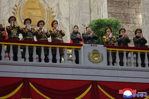 Pemimpin Korea Utara Kim Jong Un dan putrinya Kim Ju Ae menghadiri parade militer untuk memperingati Kongres Kesembilan Partai Buruh Korea (WPK) yang berkuasa di Pyongyang, Korea Utara, Rabu (25/2/2026). Foto: KCNA via REUTERS