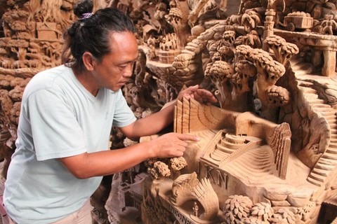 Chamdani seniman relief asal Kudus. Foto: Vega/kumparan