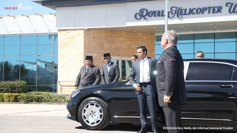 Presiden Prabowo Subianto menyetir mobil yang ditumpangi oleh Raja Yordania, Abdullah II. Foto: YouTube/ Sekretariat Presiden