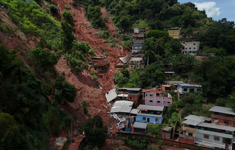 Foto udara rumah-rumah yang sebagian rusak di dekat tanah longsor di sebuah bukit di lingkungan Tres Moinhos, Juiz de Fora, negara bagian Minas Gerais, Brasil, Rabu (25/2/2026). Foto: Pilar Olivares/REUTERS