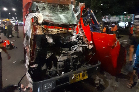 Petugas Sat Lantas Polrestabes Bandung saat meninjau lokasi tabrakan beruntun di Simpang Soekarno Hatta-Buahbatu, Kamis dini hari (26/2/2026). Foto: Sat Lantas Polrestabes Bandung