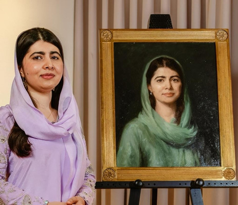 Malala Yousafzai bersama potret dirinya di Lady Margaret Hall (LMH). Foto: Instagram @lmhoxford