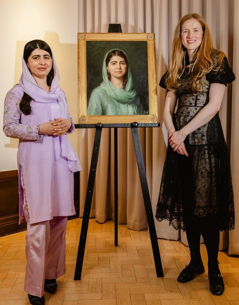 Malala Yousafzai bersama pelukis Isabella Watling. Foto: Instagram @lmhoxford