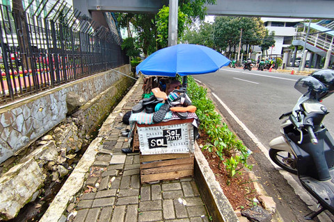 Asep Yayat (61), penjahit sol sepatu saat ditemui di sekitar kawasan Kantor Kementerian Keuangan, Jalan Dr. Wahidin Raya No. 1, Jakarta Pusat, Kamis (26/2/2026). Foto: Jeni Ritanti/kumparan