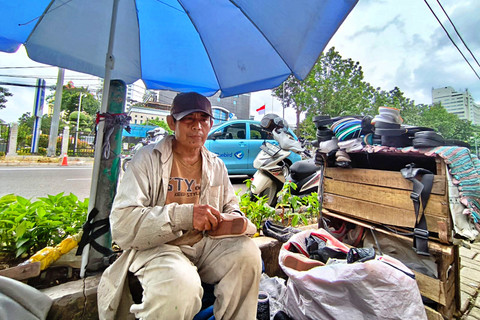 Asep Yayat (61), penjahit sol sepatu saat ditemui di sekitar kawasan Kantor Kementerian Keuangan, Jalan Dr. Wahidin Raya No. 1, Jakarta Pusat, Kamis (26/2/2026). Foto: Jeni Ritanti/kumparan