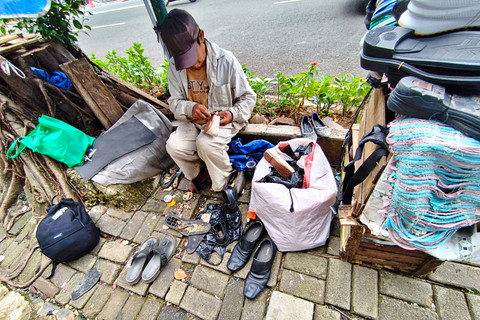 Asep Yayat (61), penjahit sol sepatu saat ditemui di sekitar kawasan Kantor Kementerian Keuangan, Jalan Dr. Wahidin Raya No. 1, Jakarta Pusat, Kamis (26/2/2026). Foto: Jeni Ritanti/kumparan