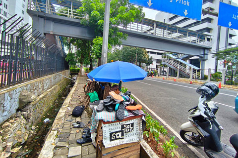 Asep Yayat (61), penjahit sol sepatu saat ditemui di sekitar kawasan Kantor Kementerian Keuangan, Jalan Dr. Wahidin Raya No. 1, Jakarta Pusat, Kamis (26/2/2026). Foto: Jeni Ritanti/kumparan