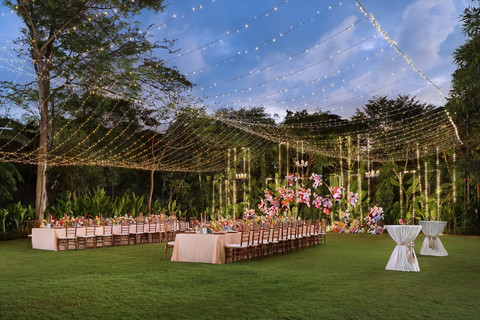 Suasana di Infinity Lawn saat malam. Foto: dok. Padma Resort Legian