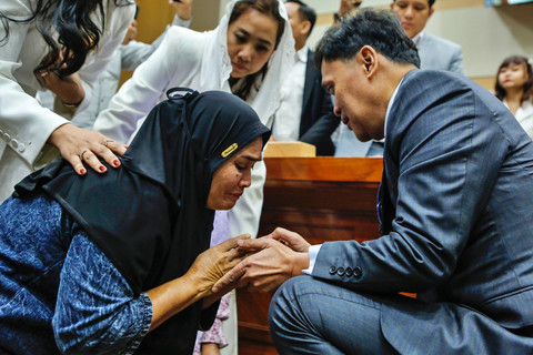 Ibu terdakwa ABK Kapal Sea Dragon Fandi Ramadhan, Nirwana (kiri) berjabat tangan dengan Ketua Komisi III DPR Habiburokhman (kanan) usai rapat dengar pendapat umum (RDPU) dengan Komisi III DPR di Kompleks Parlemen, Senayan, Jakarta, Kamis (26/2/2026). Foto: Asprilla Dwi Adha/ANTARA FOTO