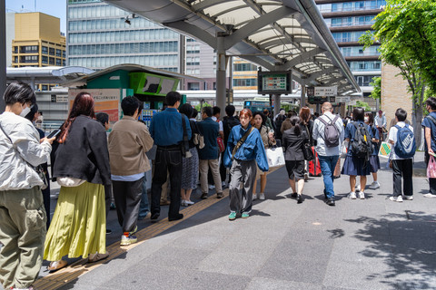 Ilustrasi masyarakat Jepang sedang antre menunggu bus. Foto: Cristi Croitoru/Shutterstock