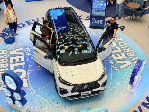 Peluncuran New Veloz Hybrid EV di Kota Bandung. Foto: Gesit Prayogi/kumparan
