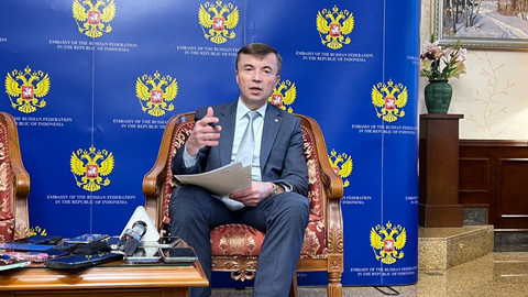 Duta Besar Federasi Rusia untuk RI, Sergei Tolchenov, dalam press briefing dan buka bersama di Wisma Dubes Rusia, Jakarta, Kamis (26/2). Foto: Firda Brillianti/kumparan