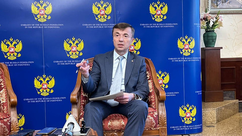 Duta Besar Federasi Rusia untuk RI, Sergei Tolchenov, dalam press briefing dan buka bersama di Wisma Dubes Rusia, Jakarta, Kamis (26/2). Foto: Firda Brillianti/kumparan