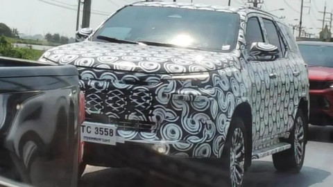 Sosok mobil berselimut kamuflase diduga Toyota Fortuner terbaru di jalanan. Foto: dok. Istimewa