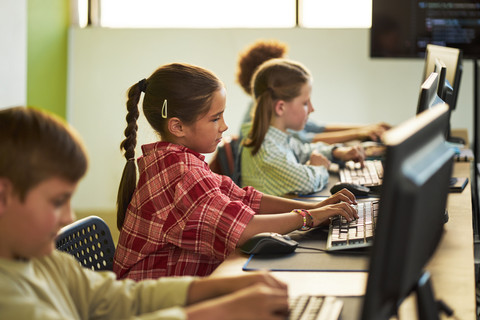 Ilustrasi anak belajar di sekolah. Foto: Dragon Images/Shutterstock