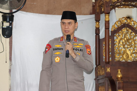 Kapolda Maluku  Irjen Pol Dadang Hartanto memimpin langsung perjanjian damai Fiditan, Maluku.  Senjata tajam dan bom molotov diserahkan terbuka. Foto: Dok. Polda Maluku