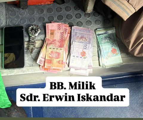 Barang bukti milik Erwin Iskandar alias Ko Erwin, pemasok narkoba ke AKBP Didik, saat digiring ke Bareskrim Polri. Foto: Dittipidnarkoba Bareskrim Polri