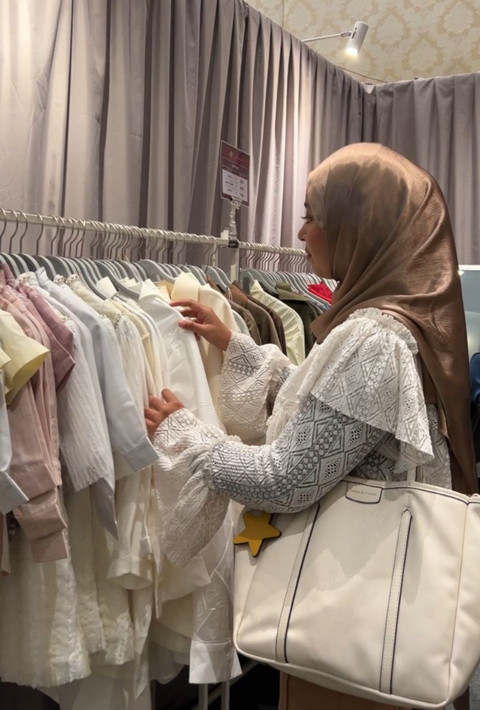 Memilih baju di Sisterhood Modest Fashion 2026. Foto: kumparan. 