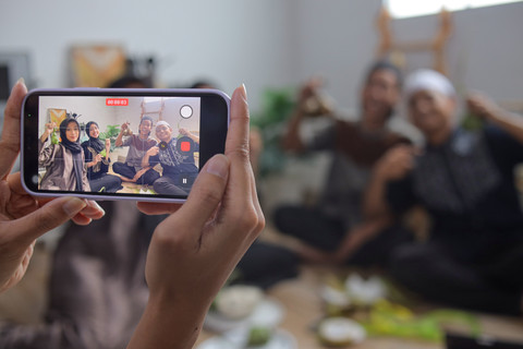 Ilustrasi berfoto saat Idul Fitri. Foto: StockLab/Shutterstock