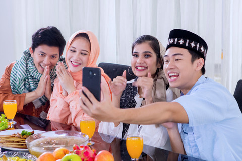 Ilustrasi berfoto saat Idul Fitri. Foto: Creativa Images/Shutterstock
