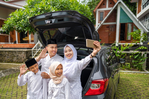 Ilustrasi berfoto saat Idul Fitri. Foto: leolintang/Shutterstock