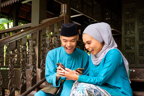 Ilustrasi berfoto saat Idul Fitri. Foto: Willy Sebastian/Shutterstock