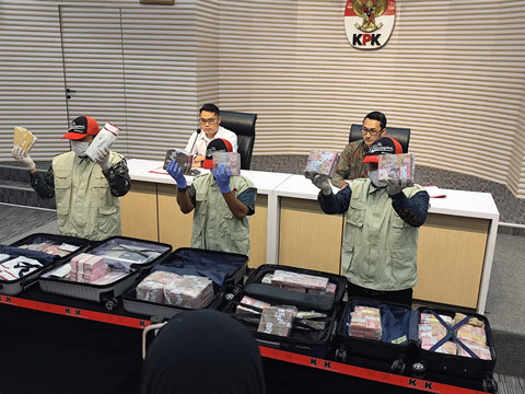 Barang bukti berupa uang tunai dan sejumlah dokumen dari kasus dugaan suap importasi barang pada Ditjen Bea Cukai di Gedung KPK, Jakarta pada Jumat (27/2/2026). Foto: Luthfi Humam/kumparan