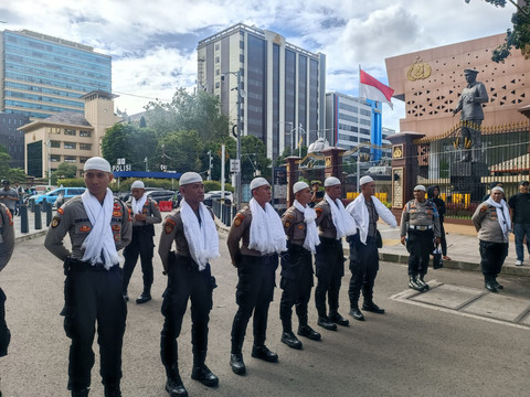 Potret pasukan polisi yang mengawal demonstrasi di depan Museum Polri, Jakarta Selatan pada Jumat (27/2). Mereka tampak menggunakan peci dan sorban putih. Foto: Ryan Iqbal/kumparan