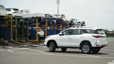 Aktivitas ekspor kendaraan buatan PT Toyota Motor Manufacturing Indonesia (TMMIN/Toyota Indonesia). Foto: TMMIN