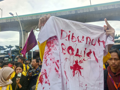 Simbol tuntutan demonstrasi BEM UI di Mabes Polri pada Jumat (27/2).  Foto: Ryan Iqbal/kumparan