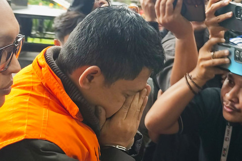 Tersangka kasus suap importasi barang di Ditjen Bea Cukai, Budiman Bayu Prasojo (BBP) usai diperiksa dan langsung ditahan oleh KPK pada Jumat (27/2/2026). Foto: Luthfi Humam/kumparan
