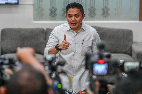 Sekretaris Kabinet Teddy Indra Wijaya menjawab pertanyaan wartawan di ruang media, di kompleks Istana Merdeka, Jakarta, Jumat (27/2/2026).  Foto: Galih Pradipta/ANTARA FOTO