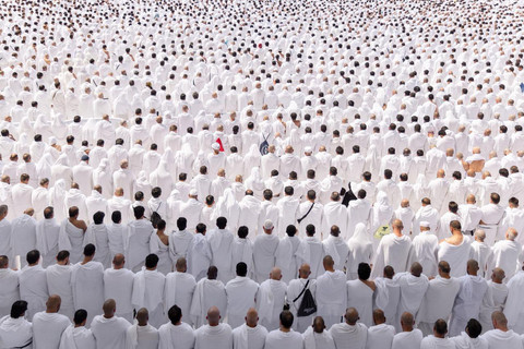 Jemaah umrah salat Jumat di area mataf Masjidil Haram, 27/2/2026. Foto: Dok. AlharamainSA