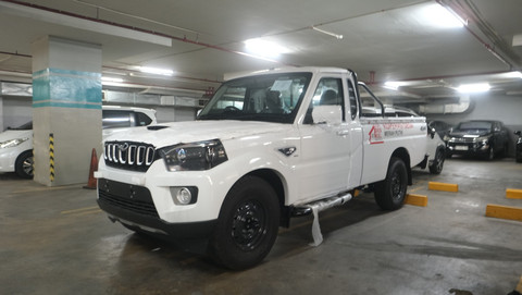 Sosok pikap impor India, Mahindra Scorpio PIK UP 4x4 terparkir di kantor PT Agrinas Pangan Nusantara, Cawang, Jakarta. Foto: Arya Ahyani Fadianur/kumparan