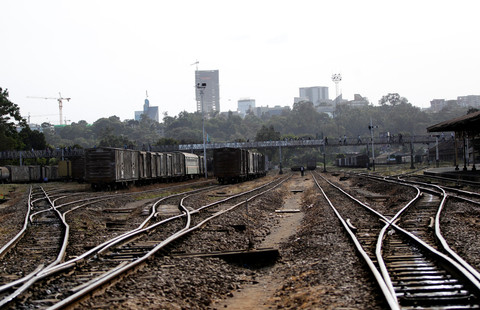 Kereta barang bermuatan barang dari pelabuhan Mombasa terlihat di stasiun kereta api di ibu kota Kenya, Nairobi, (25/2/2013). Foto: Thomas Mukoya/REUTERS