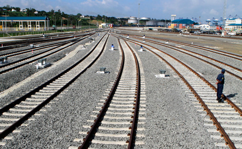 Seorang petugas keamanan berdiri di antara jalur Kereta Api Standar (SGR) yang dibangun oleh China Road and Bridge Corporation (CRBC) dan didanai oleh pemerintah Tiongkok menjelang peluncuran kereta barang di kota pesisir Mombasa, Kenya, (30/5/2017). Foto: Stringer/REUTERS