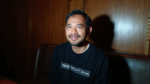 Aktor Oka Antara saat ditemui di kawasan Wijaya, Jakarta Selatan. Foto: Aprilandika Pratama/kumparan