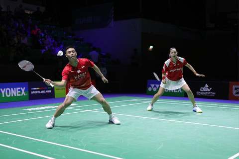 Gloria Emanuelle Widjaja dan pasangannya asal Singapura, Hee Yong Kai Terry, saat berlaga di German Open 2026. Foto: Dok. PBSI