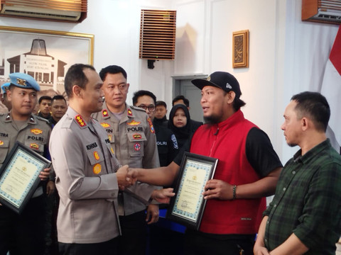 Andika Surya Adi (rompi merah) dan beberapa warga Malang saat diberikan penghargaan usai membubarkan aksi balap liar jelang sahur. Foto: kumparan
