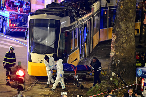 Tim layanan darurat mengevakuasi kantong jenazah di lokasi kecelakaan trem di Milan pada Jumat (27/2/2026) waktu setempat. Foto: Piero Cruciatti/AFP