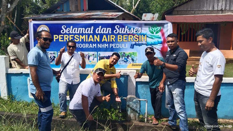 PT Nusa Halmahera Minerals (NHM) melalui program NHM Peduli meresmikan revitalisasi fasilitas air bersih di Desa Pasir Putih, Kecamatan Kao Teluk, Halmahera Utara, pada Sabtu (28/2/2026). Foto: Dok. Istimewa