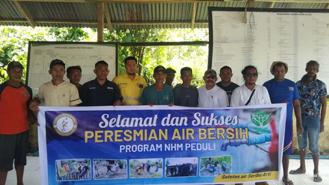 PT Nusa Halmahera Minerals (NHM) melalui program NHM Peduli meresmikan revitalisasi fasilitas air bersih di Desa Pasir Putih, Kecamatan Kao Teluk, Halmahera Utara, pada Sabtu (28/2/2026). Foto: Dok. Istimewa