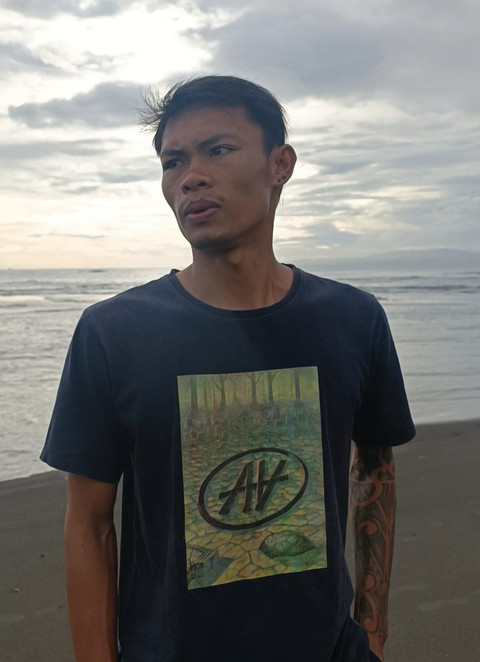 Kadek Ardika (26), pengunjung yang terlihat berdiri di perbatasan Muara Sungai Wos, Banjar Keden dan Pantai Ketewel, Desa Ketewel, Kecamatan Sukawati, Kabupaten Gianyar, Bali, Sabtu (28/2/2026). Foto: Denita BR Matondang/kumparan