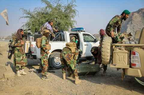 Tentara Taliban memuat amunisi ke dalam kendaraan, setelah terjadi baku tembak antara pasukan Pakistan dan Afghanistan, dekat perbatasan Torkham, di Afghanistan, Jumat (27/2/2026). Foto: Stringer/REUTERS