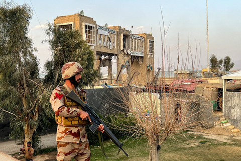 Seorang tentara berjaga di pos di Gerbang Persahabatan, setelah terjadi baku tembak antara pasukan Pakistan dan Afghanistan, di perbatasan antara kedua negara di Chaman, Pakistan, Jumat (27/2/2026). Foto: Abdul Khaliq Achakzai/REUTERS