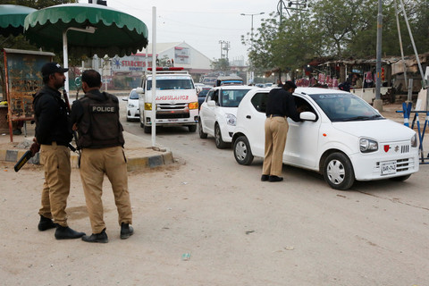 Petugas polisi memeriksa kendaraan sebagai langkah pengamanan, menyusul baku tembak antara pasukan Pakistan dan Afghanistan, di sepanjang jalan menuju bandara di Karachi, Pakistan, Sabtu (28/2/2026). Foto: Asim Hafeez/REUTERS